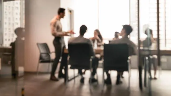 Reunião de negócios discutindo o plano ideal de endereço fiscal