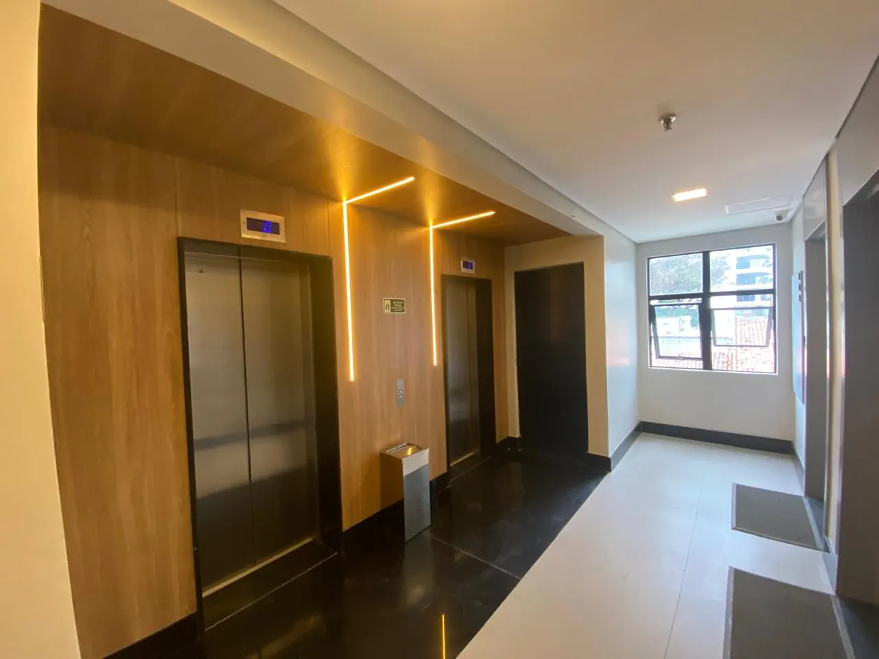 Corredor com elevadores do prédio