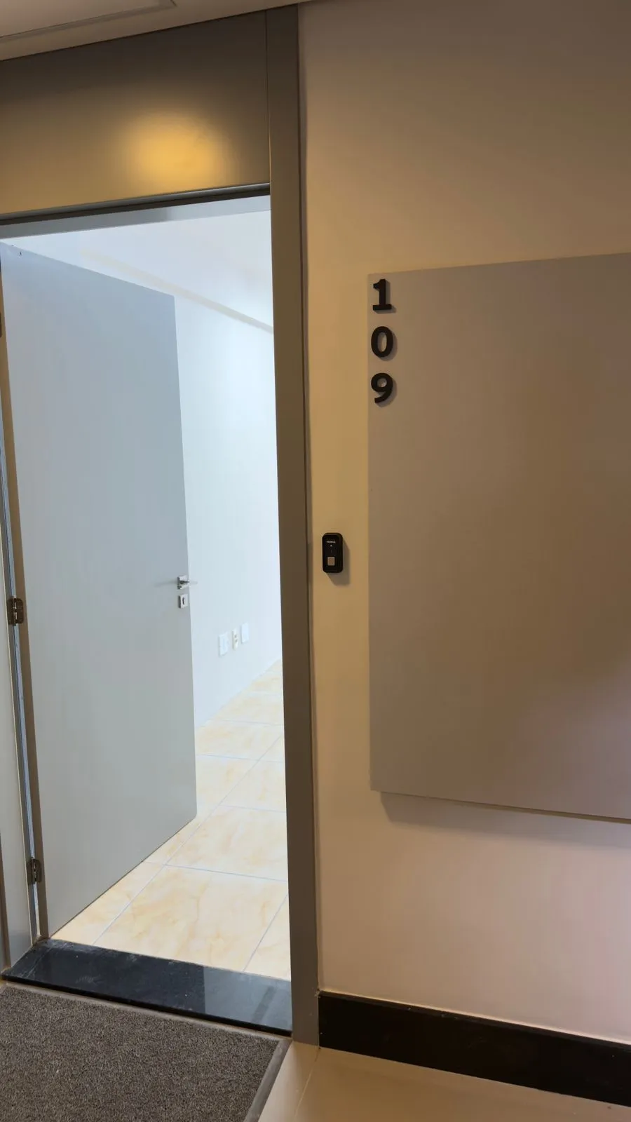 Porta de sala privativa numerada